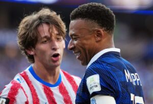 Mbappé não se abalou — Mbappé ri de provocação durante Paraguai x França