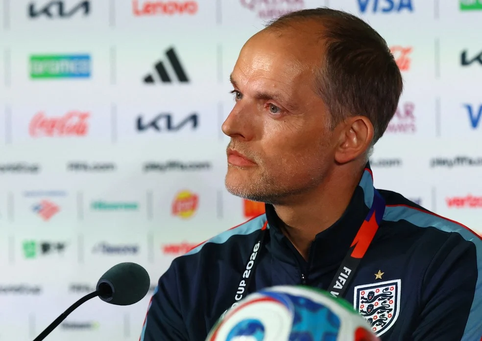 Thomas Tuchel em coletiva — foguetório perto do hotel