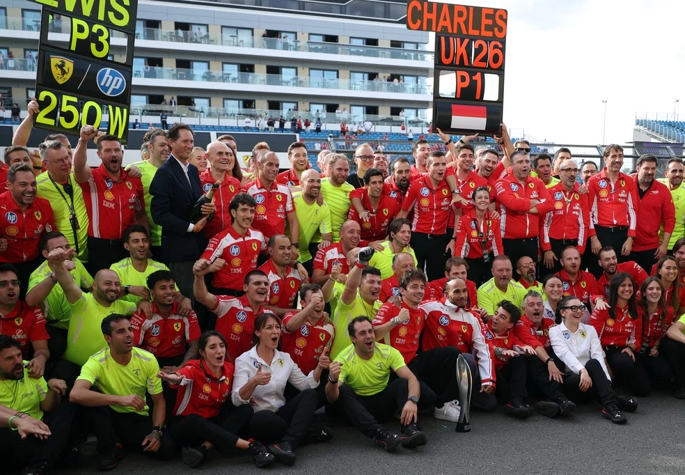 Leclerc celebra em Silverstone — Ferrari 250 vitórias