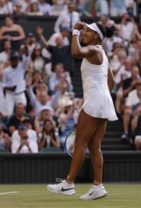 Naomi Osaka Wimbledon comemorando vitória sobre Sabalenka
