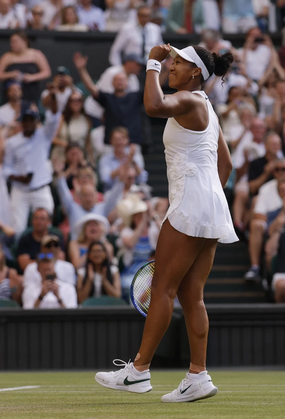 Naomi Osaka Wimbledon comemorando vitória sobre Sabalenka