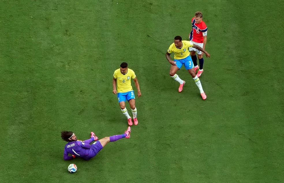 Alisson pelo Brasil evita gol em defesa decisiva — Alisson pelo Brasil