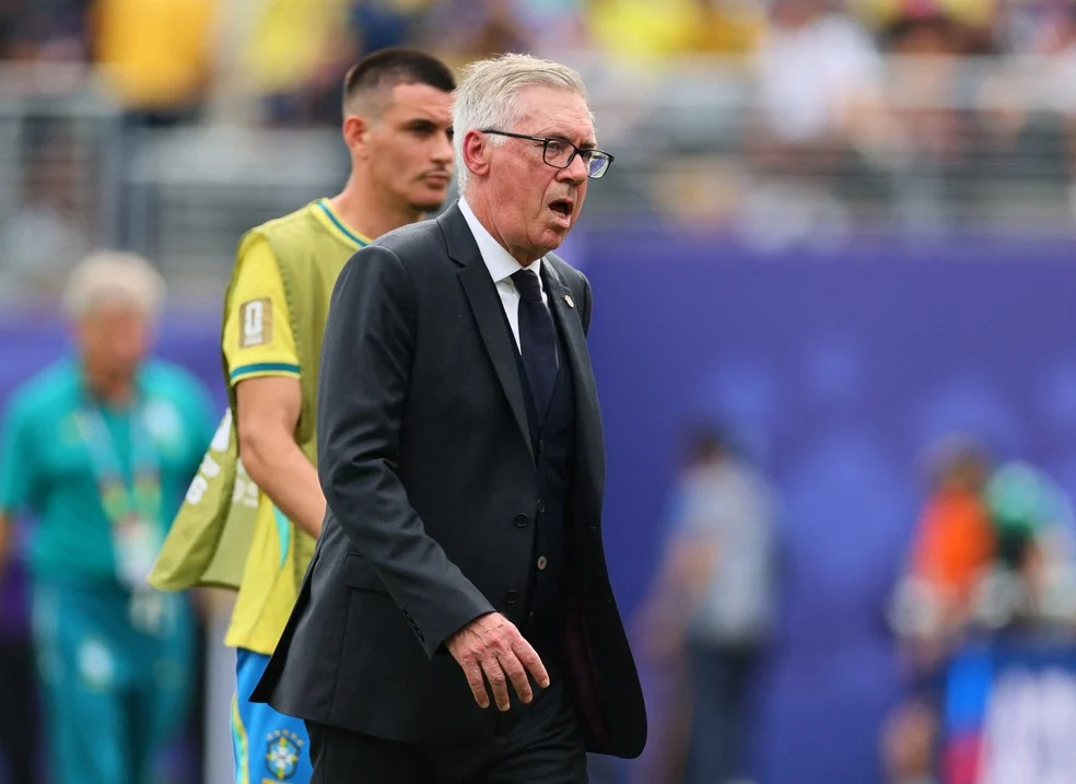 Ancelotti Brasil no banco durante Brasil x Noruega