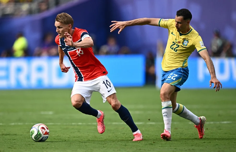 Berge e Odegaard em ação no meio-campo