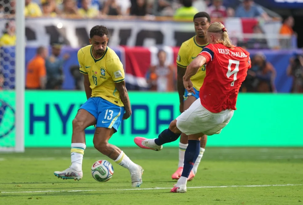 Erling Haaland na partida Noruega contra o Brasil