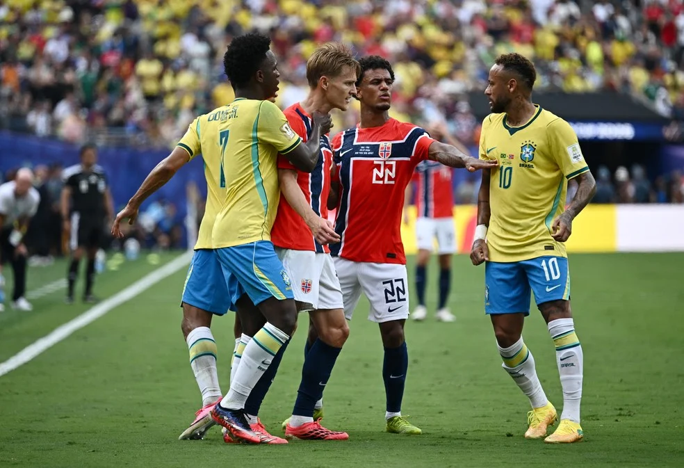 Neymar e Odegaard se estranham durante Brasil x Noruega — Neymar e Odegaard