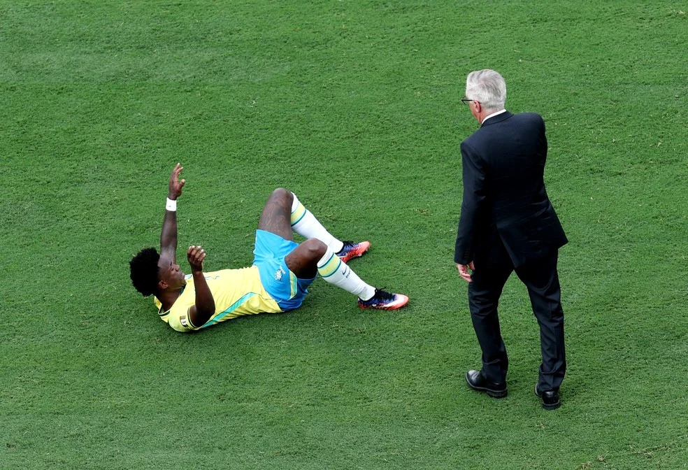 Ancelotti consola Vini Jr após derrota: falta de identidade do Brasil