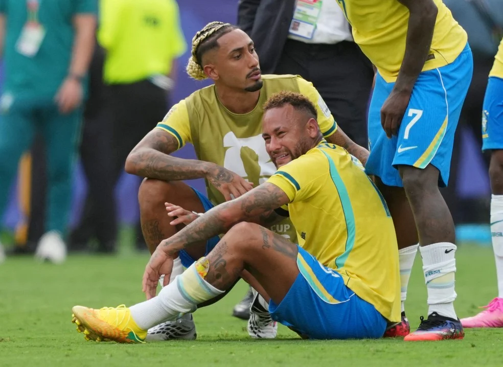 Eliminação do Brasil: Neymar chora após Brasil x Noruega — Foto: James Lang/Reuters