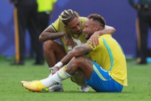 Neymar em campo após eliminação: futuro na seleção em debate