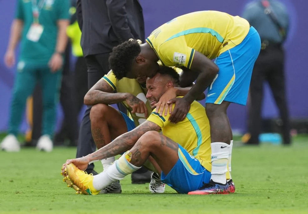 Vini Jr consola Neymar após eliminação do Brasil