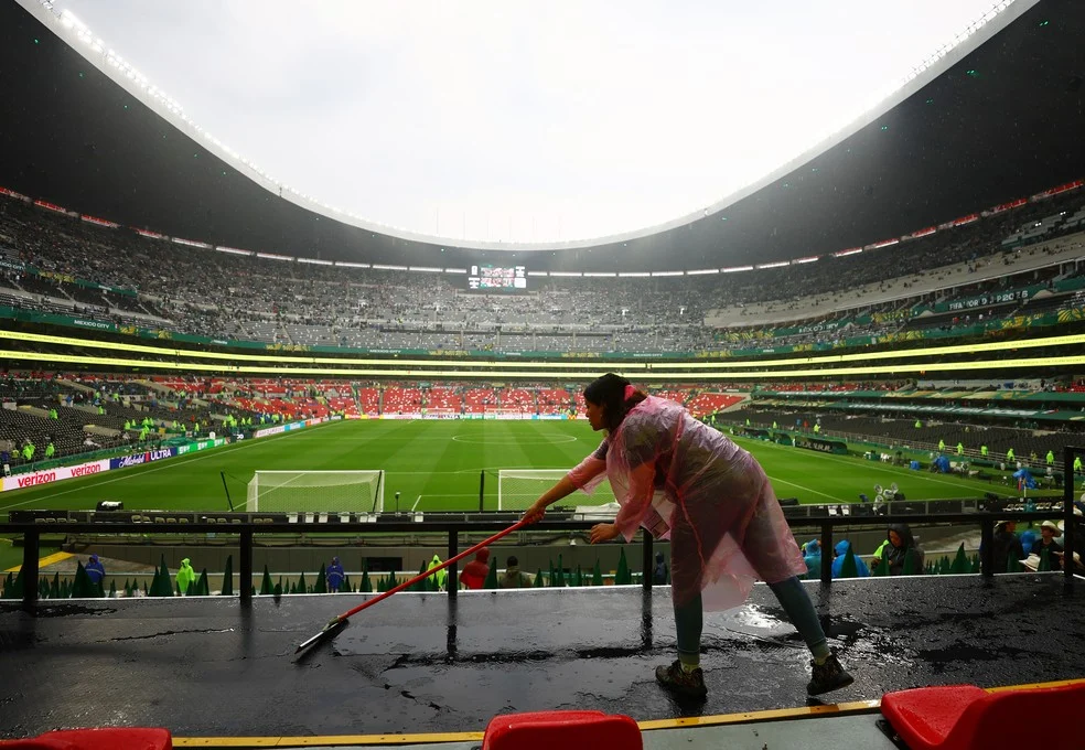 Torcida no Estádio Azteca antes de México x Inglaterra com chuva