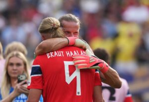 Haaland e Nyland se abraçam — Seleção dos melhores