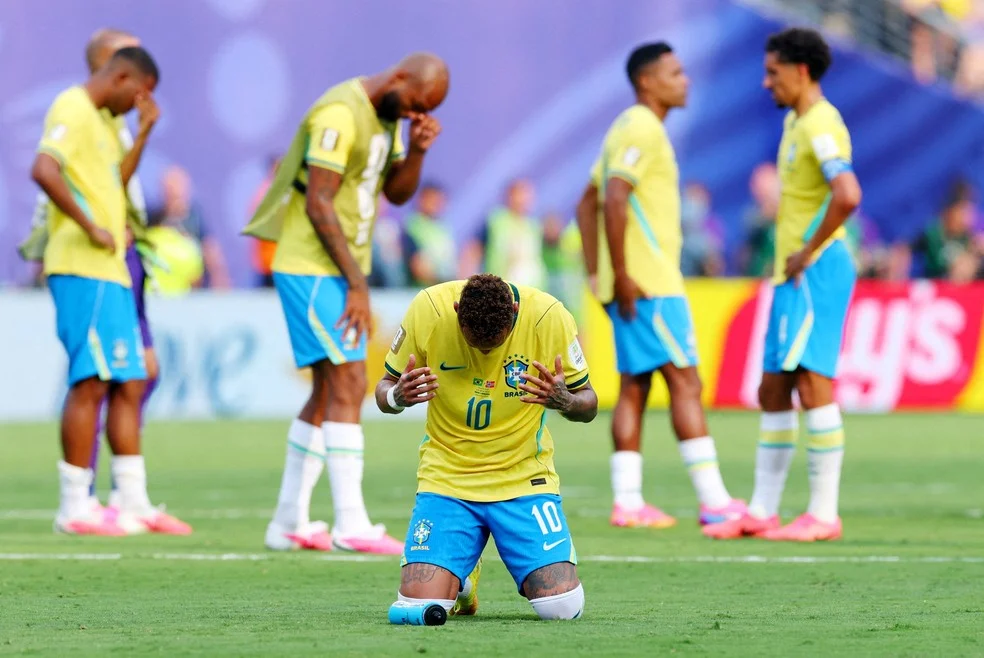 Neymar reza após a eliminação do Brasil — Retorno do Brasileirão