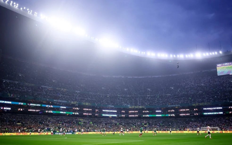 Torcida no Estádio Azteca com gritos homofóbicos