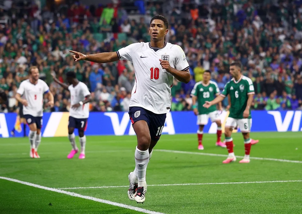 Jude Bellingham comemorando gol no Estádio Azteca