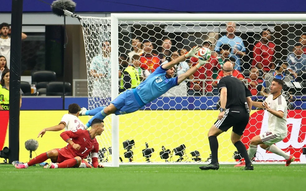 Unai Simón recorde em defesa durante Portugal x Espanha
