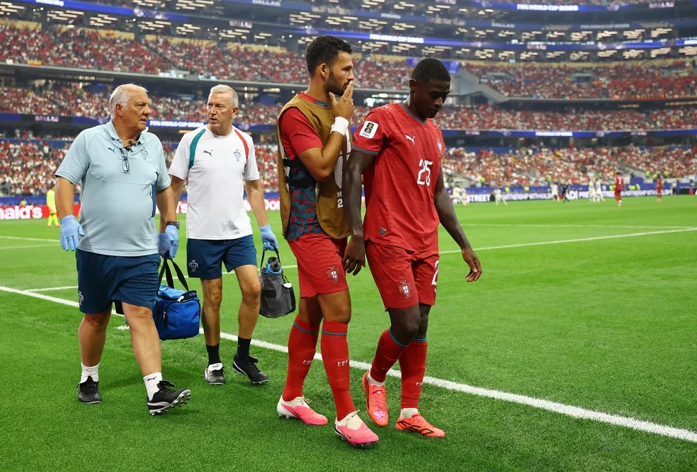 Nuno Mendes com dores durante Portugal x Espanha