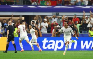Defesa da Espanha em ação com Unai Simón e zaga