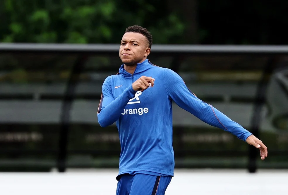 Kylian Mbappé em treino; injúria racista a Mbappé
