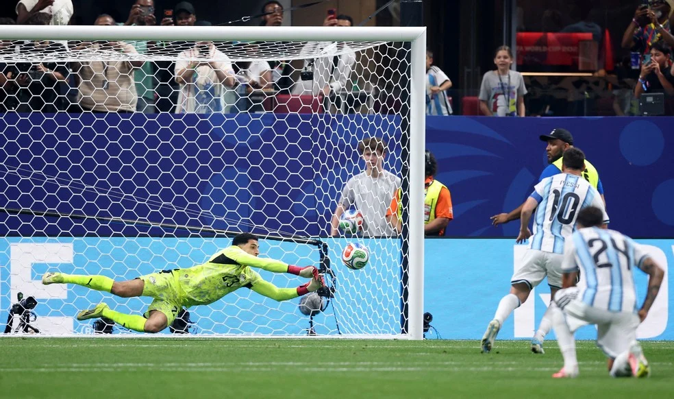 Lionel Messi cobrando pênalti — pênaltis a favor
