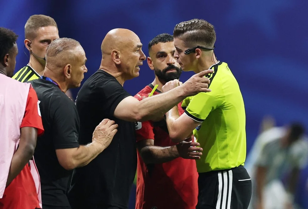 Queixa à Fifa por arbitragem de François Letexier