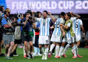 Messi vai às lágrimas após vitória: pausa antes das quartas