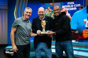 Fernando Carro CEO do Bayer Leverkusen com Jorginho e Paulo Sérgio