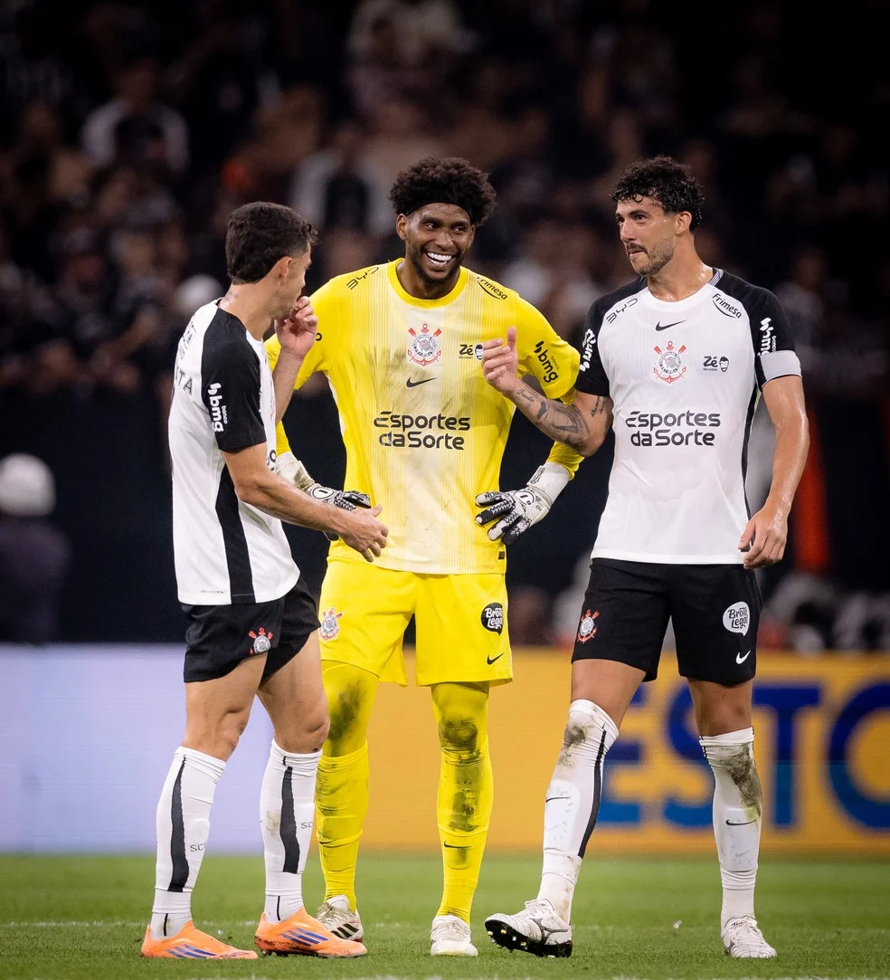 Corinthians reduz gols em bolas paradas: trio defensivo em ação