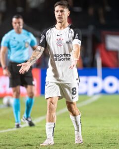 Rodrigo Garro com a braçadeira do Corinthians