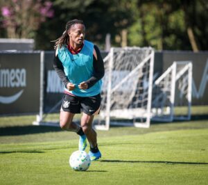 André Carrillo no Corinthians em ação — Carrillo no Corinthians disputa vaga de titular