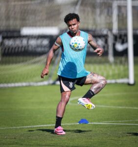 Kaio César durante treino no CT Joaquim Grava