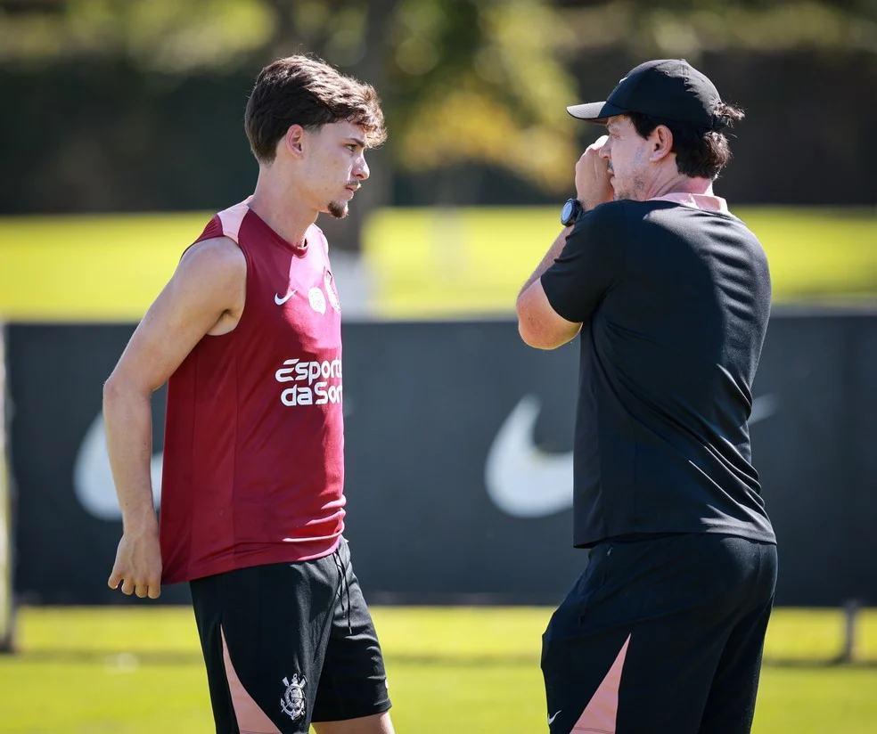 Treino do Corinthians: Diniz orienta finalizações no CT Joaquim Grava