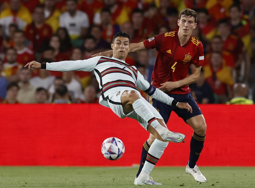 Cristiano Ronaldo x Espanha em lance contra Pau Torres — Foto: EFE