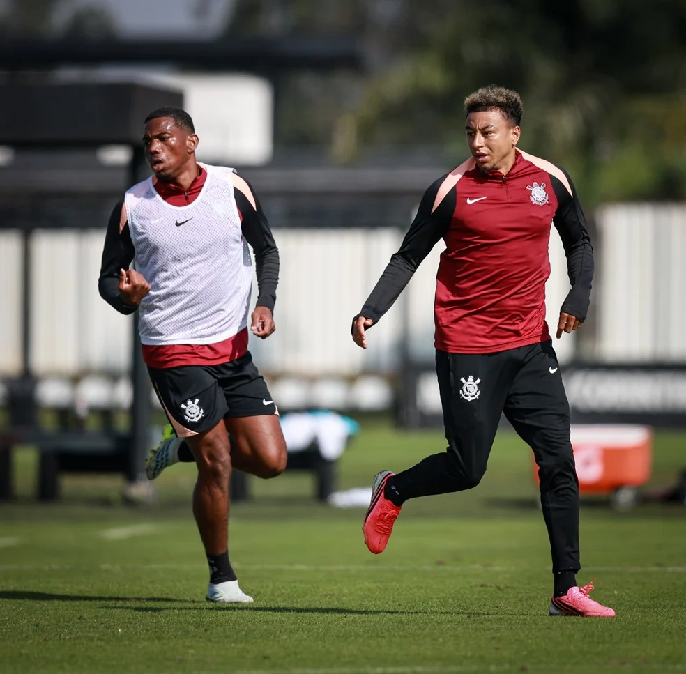 Treino do Corinthians: André e Jesse Lingard no CT Joaquim Grava
