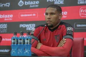 Matheus Felipe em ação pelo Atlético-GO
