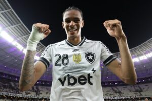 Jogadores separados do elenco: Newton em treino do Botafogo