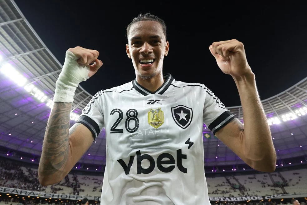 Jogadores separados do elenco: Newton em treino do Botafogo