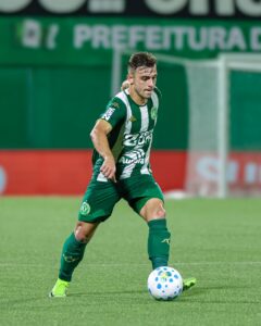 Rafael Carvalheira comemorando gol com a camisa da Chapecoense