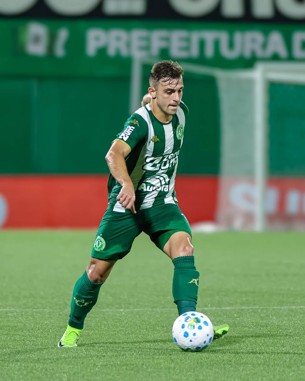 Rafael Carvalheira comemorando gol com a camisa da Chapecoense