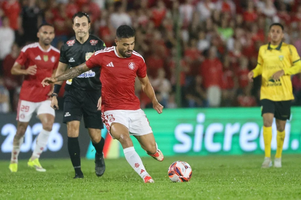 Bruno Tabata, reserva do Inter em ação