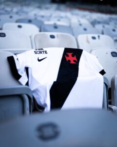 Camisa do Vasco em referência à venda da SAF