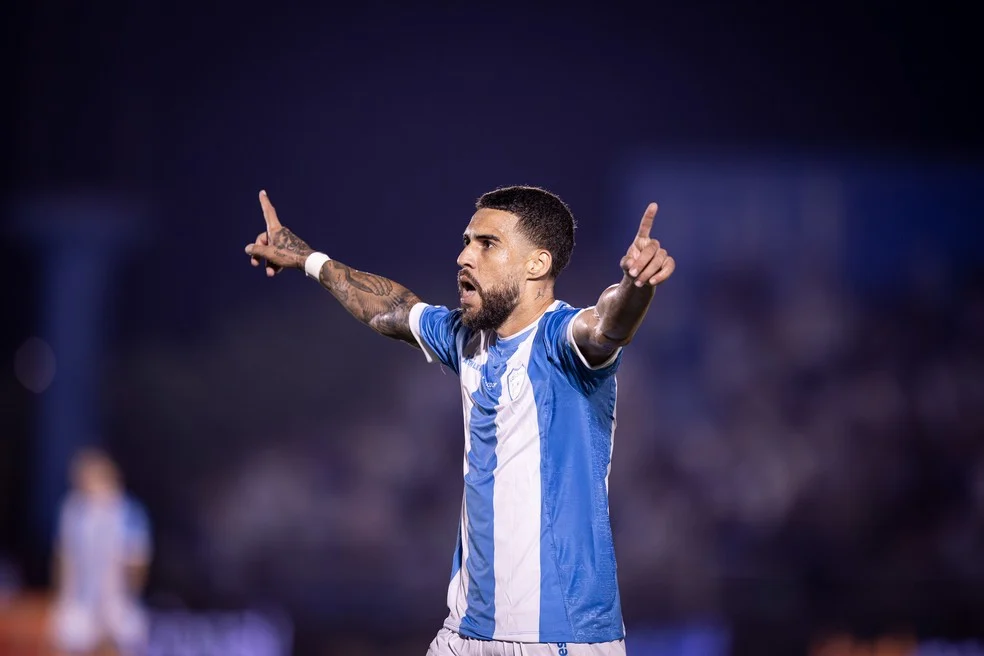 Bruno Santos comemorando gol pelo Londrina