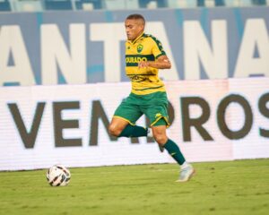 Nino Paraíba em ação pelo Cuiabá