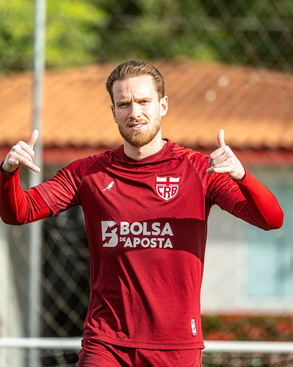 Lucas Lovat em ação pelo CRB