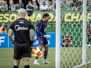 Léo Aragão em ação pelo Avaí