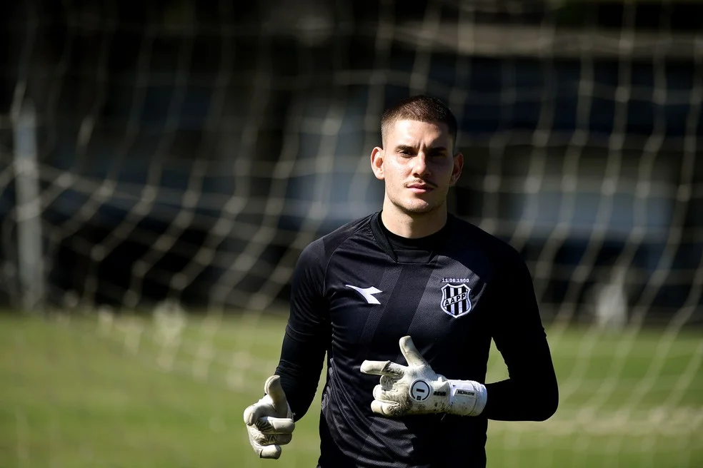 Guilherme Viana em ação com a camisa da Ponte Preta