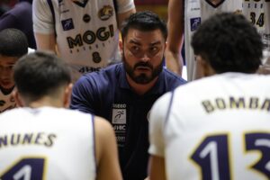 Milos Alexander com o elenco do Mogi Basquete LDB
