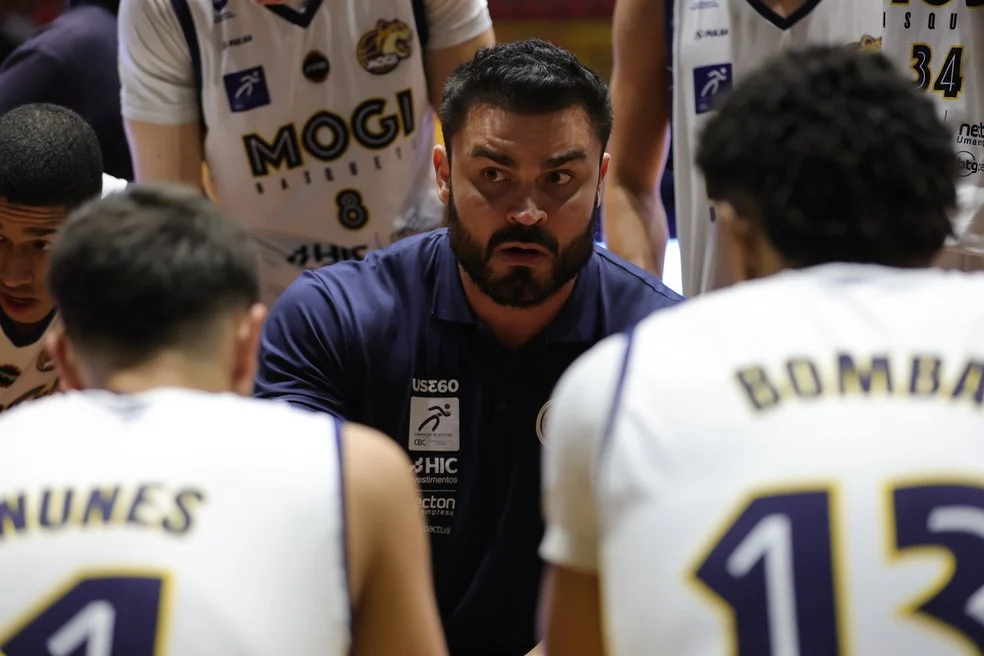 Milos Alexander com o elenco do Mogi Basquete LDB