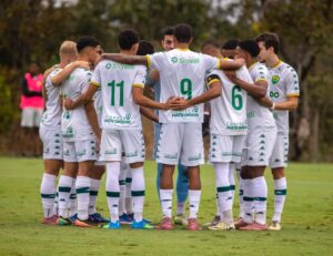 Jogadores do Cuiabá Sub-20 comemoram permanência na elite