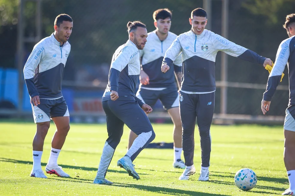 Jogadores do Grêmio em treino — atraso de pagamentos
